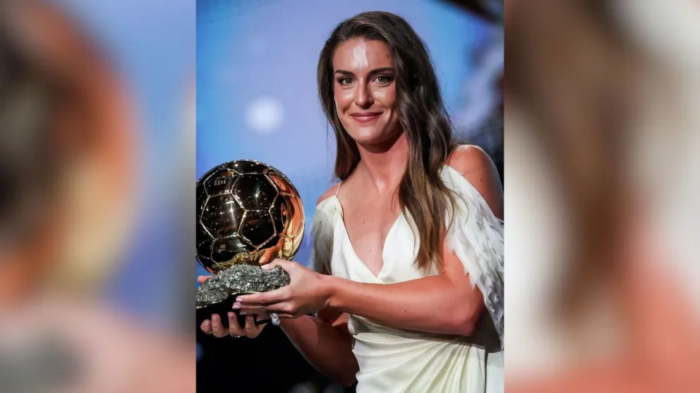 Putellas sostiene el Balón de Oro femenino que ganó. Foto: BR.