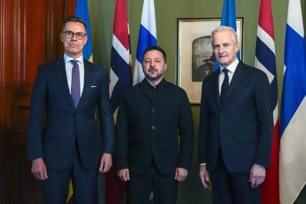 El presidente finlandés, Alexander Stubb (izquierda) y el primer ministro noruego, Jonas Gahr Store (derecha) flanquean al presidente ucraniano, Volodímir Zelenski en una imagen reciente. Foto: EFE