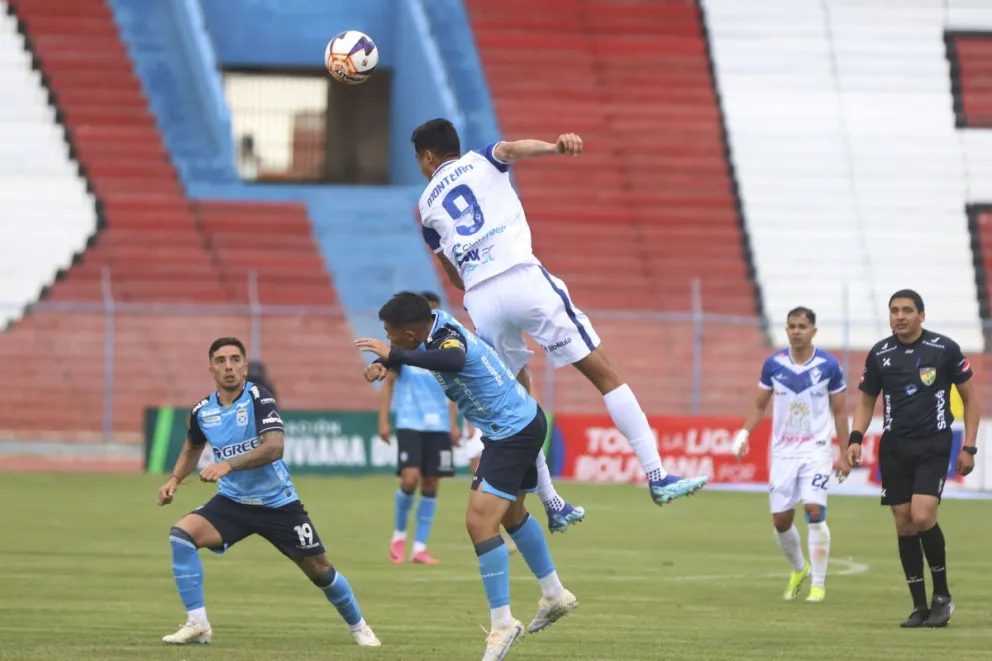 Incidencia entre Blooming (de celeste) y GV San José, disputado el 24 de octubre en Oruro.