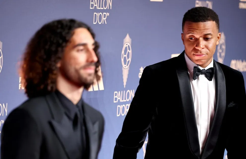 Los madridistas Cucurella (izq.) y Mbappé, a su llegada a la gala del Balón de Oro. Foto: EFE.