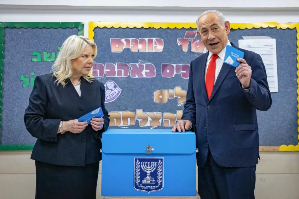 El primer ministro de Israel, Benjamin Netanyahu, junto a su esposa Sara antes de votar este 27 de octubre en Jerusalén. Foto: EFE