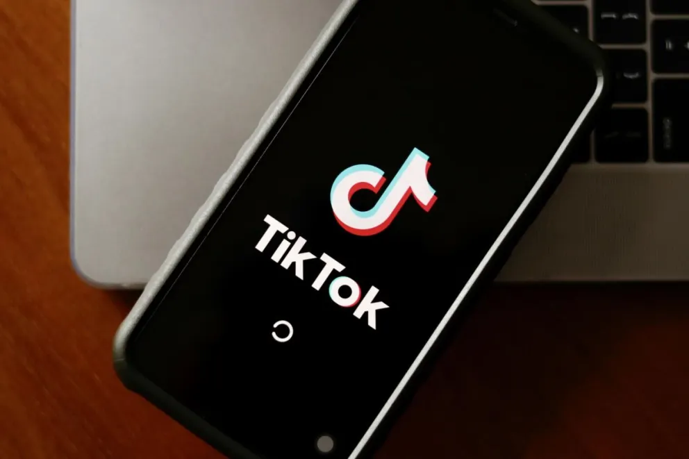 El logo de TikTok aparece en la pantalla de un teléfono móvil, en una imagen de archivo tomada en Taipéi (Taiwán) el 6 de diciembre de 2022. Foto: EFE
