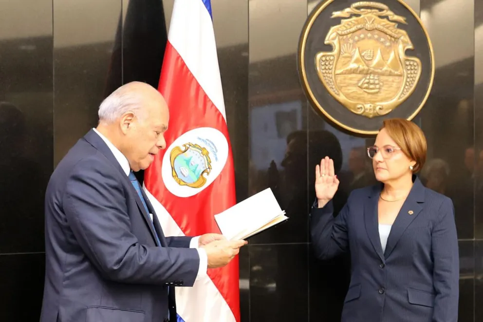 La nueva presidenta de la Corte Suprema de Justicia de Costa Rica, Patricia Vargas (d), mientras es juramentada en el cargo por su antecesor, Orlando Aguirre, al ser elegida por la Corte Plena este lunes, en San José (Costa Rica). Foto: EFE/