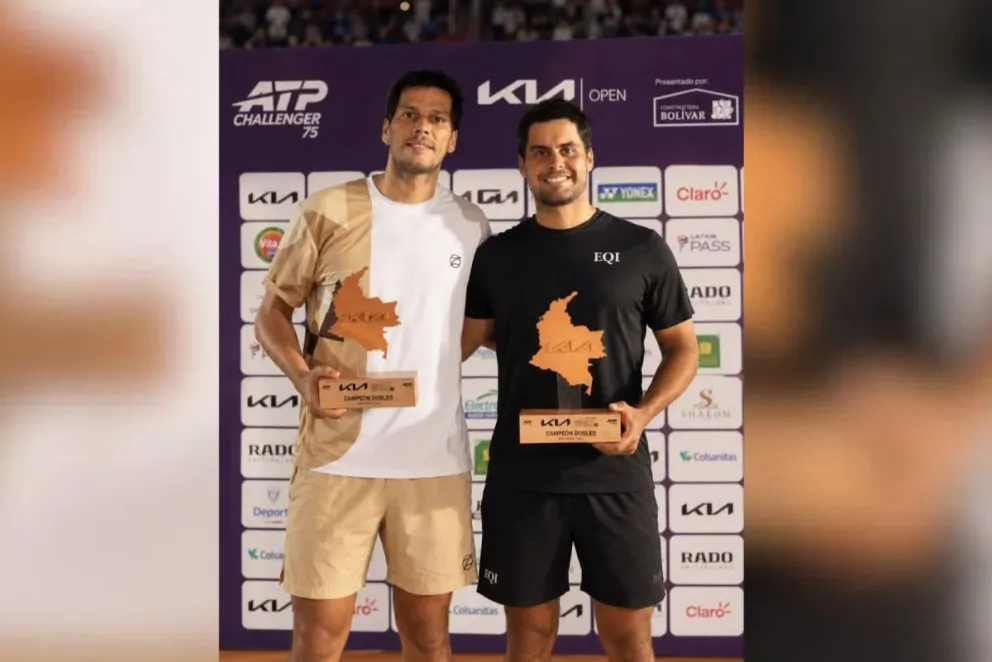 Zeballos (izq.) con Zormann y sus trofeos. Foto: Federico Zeballos.