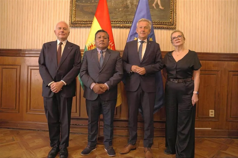 El canciller Héctor Huanca junto a la misión de eurodiputados. Foto:UE