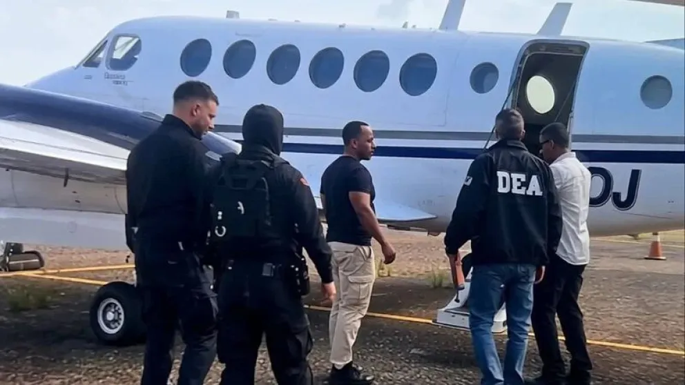 Sebastián Marset fue entregado a la DEA en el aeropuerto de Viru Viru. Foto: Red Uno