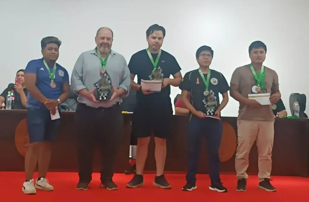 Gemy (centro) con su trofeo de campeón. Foto: Federación Boliviana de Ajedrez.