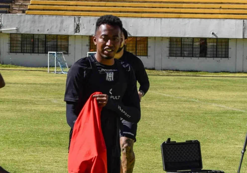 Jaime Arrascaita en un entrenamiento del Tigre en su estadio de Achumani. Foto: Club The Strongest