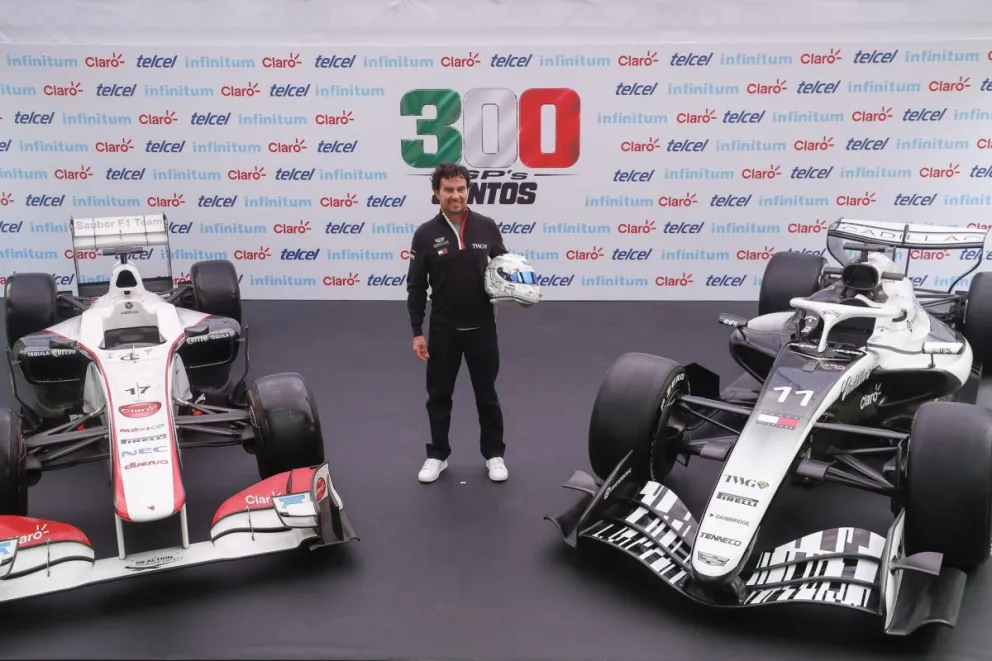 El piloto mexicano Sergio "Checo" Pérez posa durante una rueda de prensa este martes, previo al Gran Premio de México. Foto: EFE
