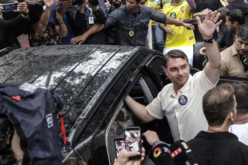 Fotografía de archivo del 25 de octubre de 2026 del excandidato a la presidencia Flavio Bolsonaro saludando a sus seguidores en Río de Janeiro (Brasil). EFE