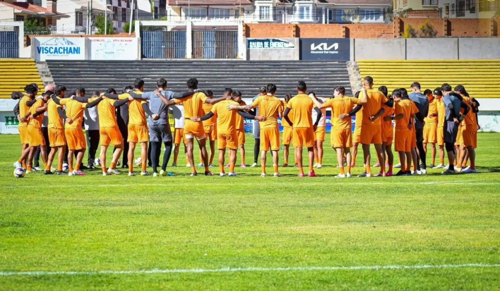 Jugadores y cuerpo técnico del Tigre antes de iniciar un entrenamiento. Foto: Club The Strongest