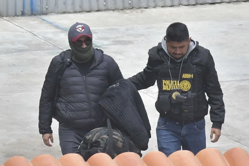 El capitán Guillermo Junior Ruíz Guzmán fue aprehendido en Sucre y posteriormente trasladado a oficinas policiales de la Fuerza Especial de Lucha Contra el Crimen (FELCC) Foto: APG