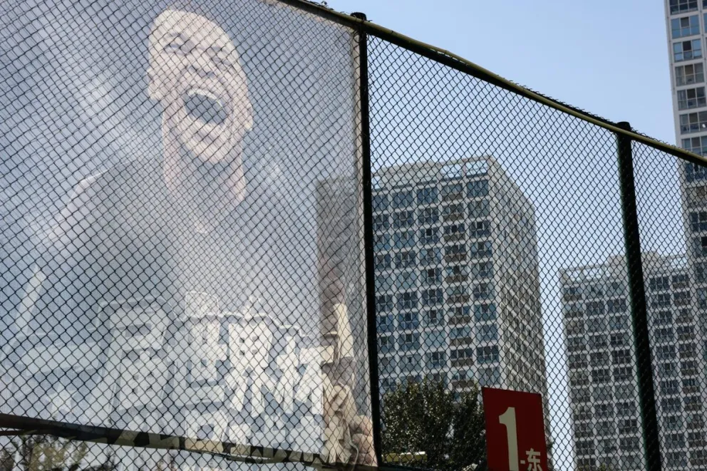 Imagen del jugador francés Kylian Mbappe en un campo de fútbol en Pekín, China. Foto: EFE.
