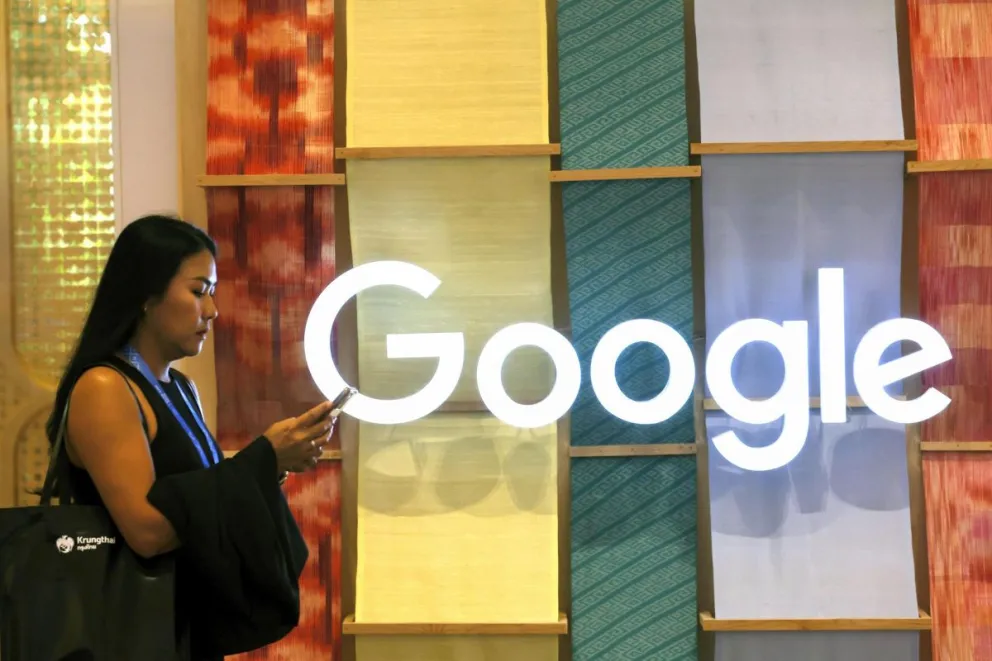 Una persona camina junto a un cartel de Google el 12 de octubre de 2026, en Bangkok (Tailandia). Foto: EFE