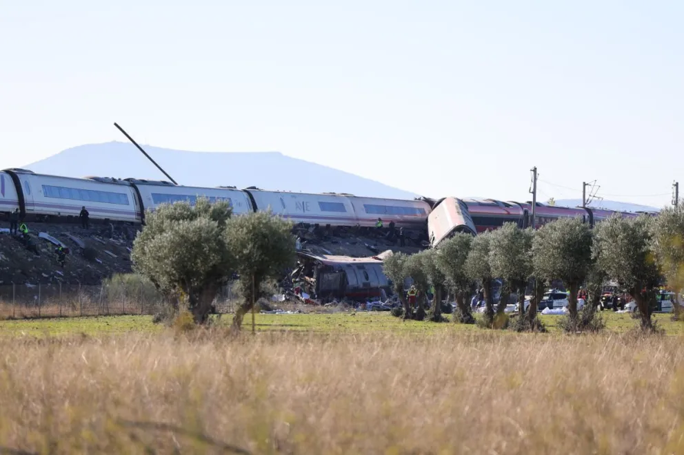 Imagen del accidente de dos trenes de alta velocidad ocurridos este miércoles en España. Foto: EFE