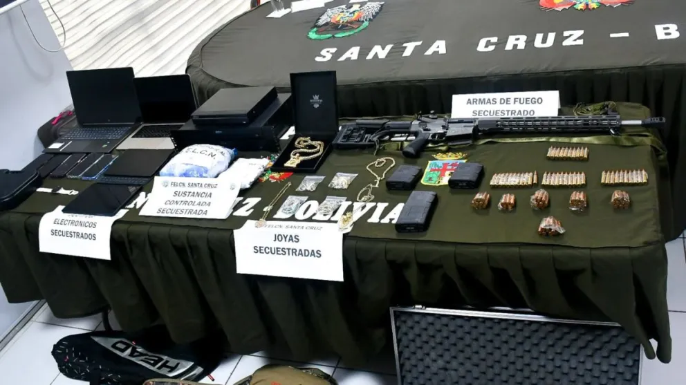 Armas, joyas y otros objetos secuestrados tras el cruce de fuego en Concepción, Santa Cruz. Foto: Ministerio de Gobierno