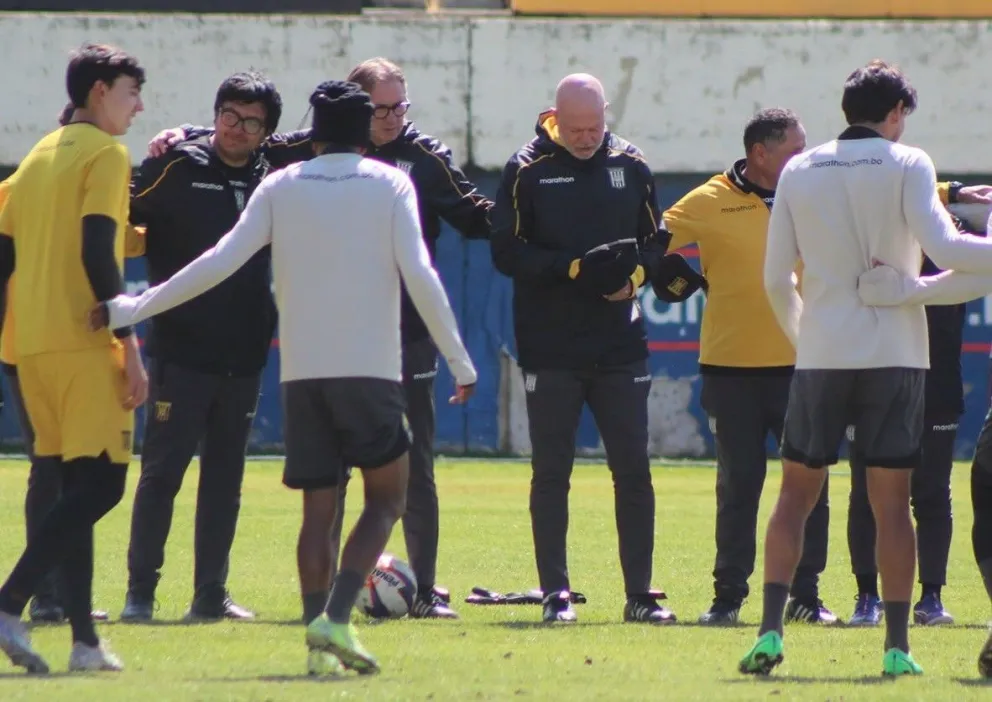 Zago, al medio, junto con los jugadores atigrados en la zona de Achumani. Foto: TS