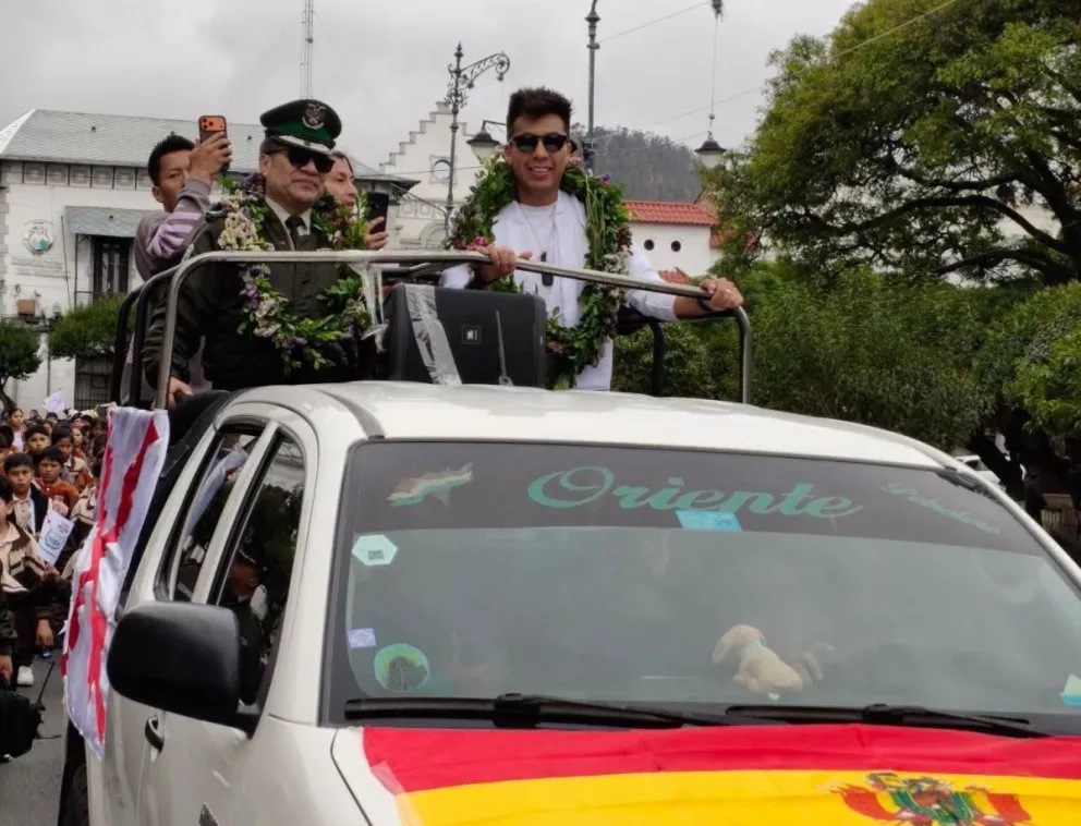 Conrrado sobre un vehículo durante la caravana. Foto: Radio en Vivo.