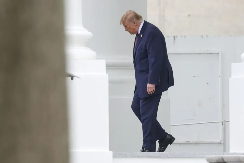 El presidente de Estados Unidos, Donald J. Trump, camina hacia la caravana en el South Portico de la Casa Blanca en Washington, DC, EE.UU., el 28 de octubre de 2026. EFE