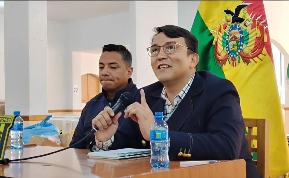 Daniel Terrazas (der.) junto al dirigente Manolo Zabala en la conferencia de este miércoles. Foto: Captura de pantalla