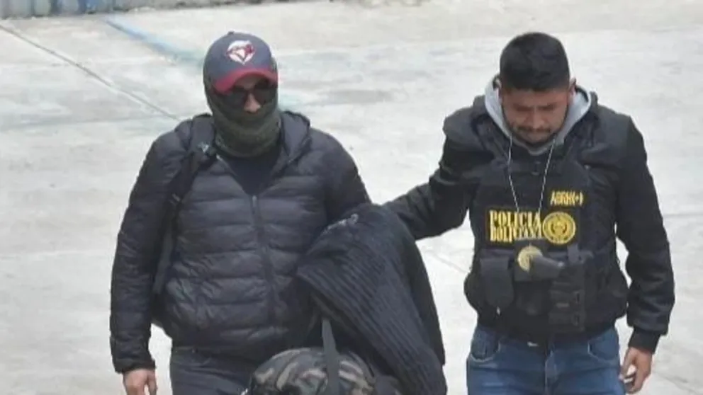 El capitán Junior Guillermo Ruiz fue aprehendido e Sucre y trasladado a la ciudad de La Paz. Foto: APG