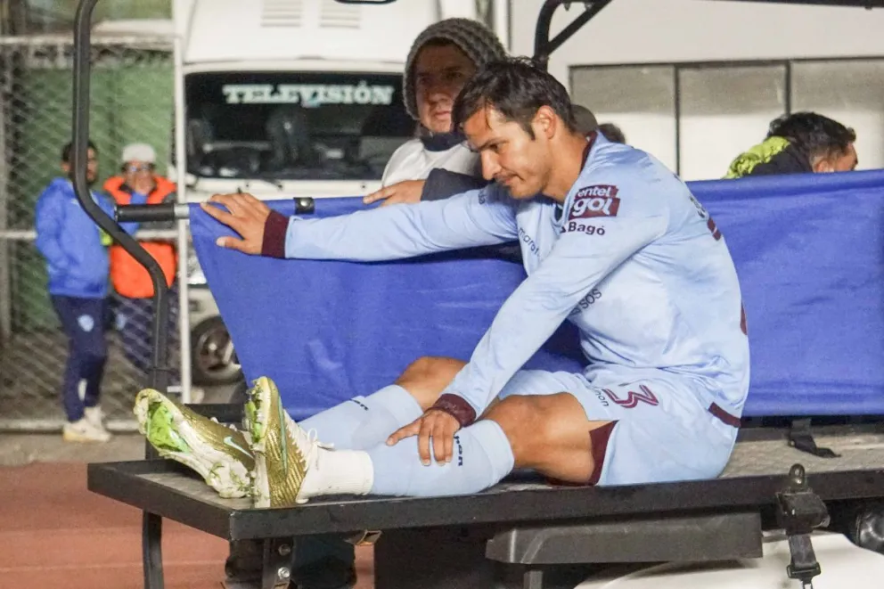 Justiniano es sacado del partido con FC Universitario. Foto: APG.