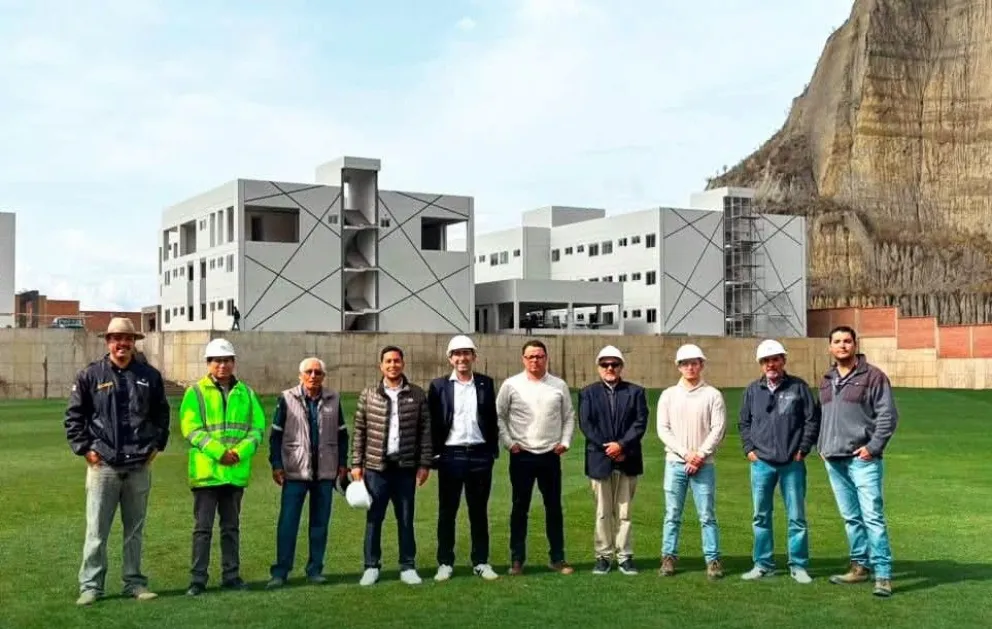 Personeros de la FIFA y la FBF durante la inspección de la Casa de la Verde. Foto: FBF