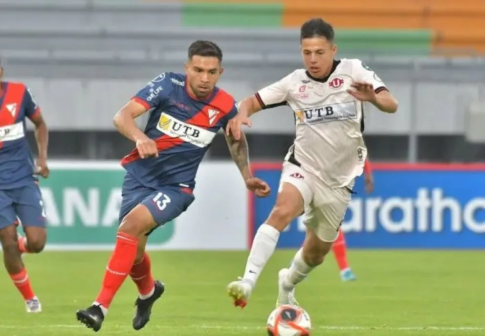 Incidencia del Always Ready (de azul) vs. FC Universitario, en la goleada de 0-7 en 2025. Foto: Agencia Marka Registrada.