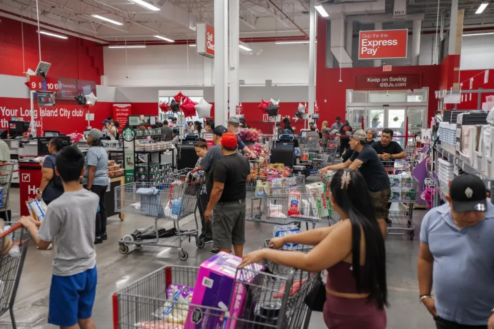 Fotografía de archivo de clientes en un almacén en Nueva York. Foto: EFE