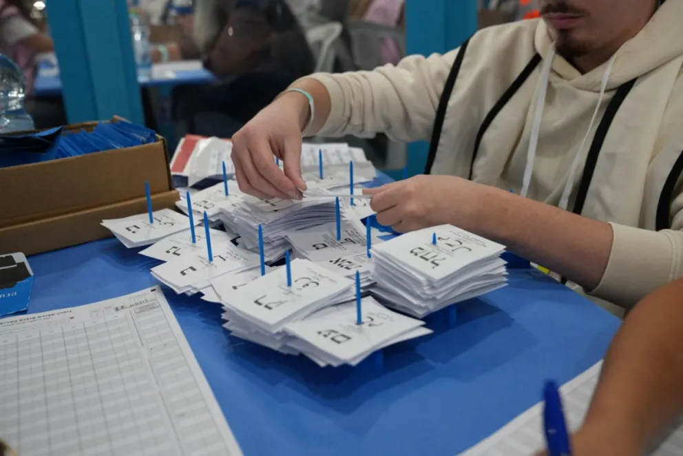 Conteo de votos en Israel tras las elecciones del 27 de octubre, en la sede del Comité Electoral. Foto: EFE 