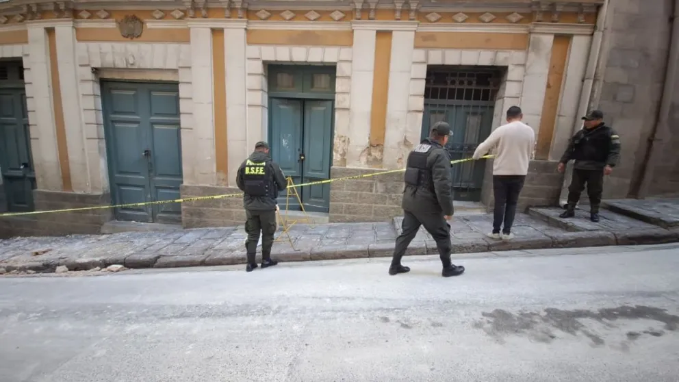 Funcionario y policías precintaron parte del lugar. Foto: Visión 360 