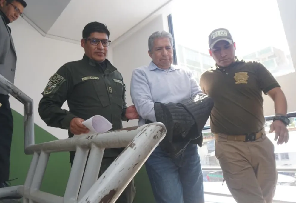 El exministro de Defensa, Edmundo Novillo, fue aprehendido y trasladado a celdas policiales a la espera de su audiencia cautelar. Foto: APG