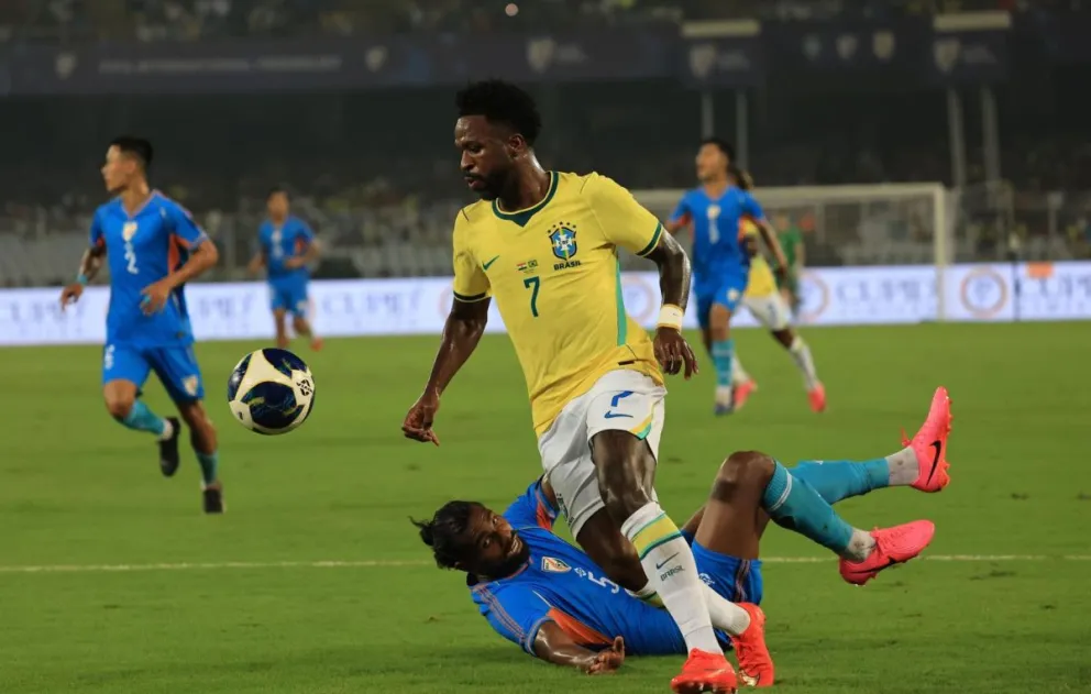 El brasileño Vinícius Jr. se saca la marca de Bijoy Varghese de India durante el amistoso del pasado 3 de octubre. Foto: EFE 