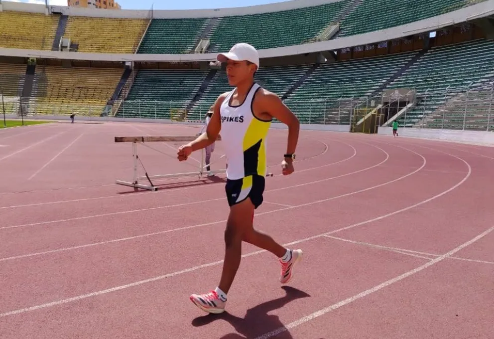 El atleta paceño durante su preparación en el Hernando Siles. Foto: Sedede de La Paz.