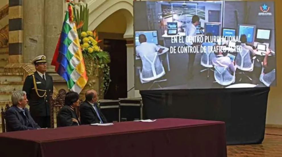 El expresidente Evo Morales y el exministro de Defensa Reymi Ferreira en el acto de firma del contrato para la ejecución del proyecto Sidacta, el 23 de agosto de 2016. Foto ABI