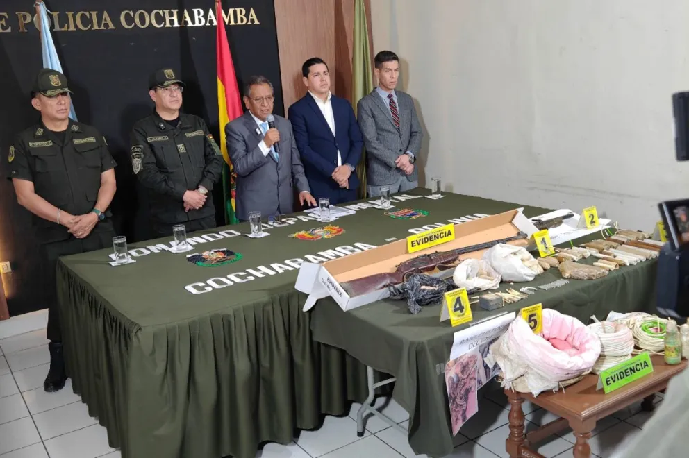 El ministro de Gobierno, Marco Antonio Oviedo, junto a otras autoridades, ofrece una conferencia de prensa este jueves. Foto: APG