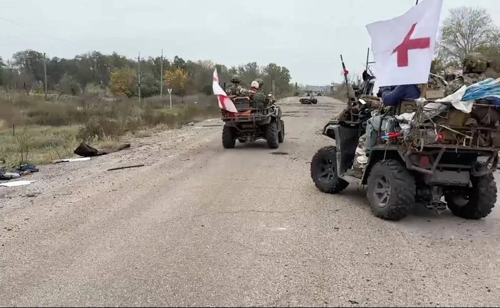 Militares de las unidades de zapadores ingenieros del grupo ruso 'Dnepr' realizando reconocimiento y despejando carreteras de acceso que conducen a la ciudad de Oleshki. Foto: EFE 