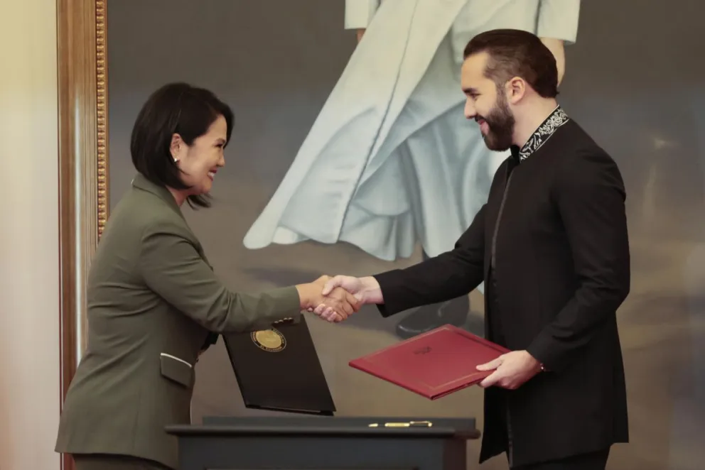 La presidenta de Perú, Keiko Fujimori, estrecha la mano de su homólogo de El Salvador, Nayib Bukele. Foto: EFE 