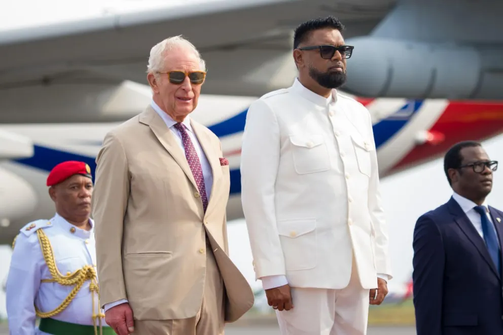 El rey Carlos III (i) junto al presidente de Guyana, Irfaan Ali, este jueves. Foto: EFE 