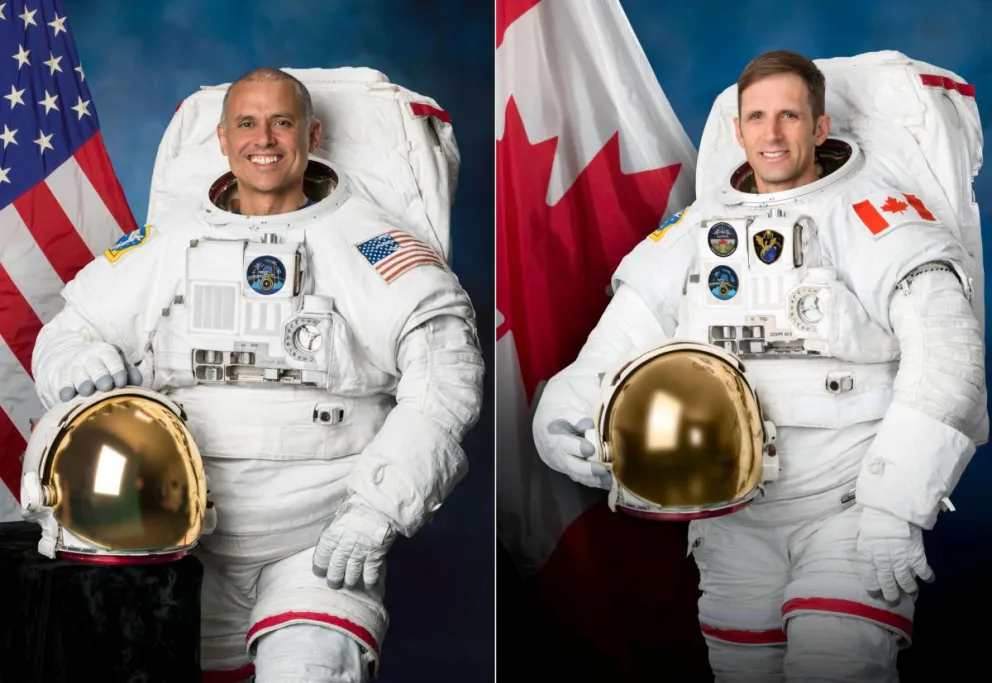 Los astronautas Anil Menon (i), de la NASA, y Josha Kutryk (d), de la Agencia Espacial Canadiense (CSA), posando con sus trajes espaciales en el Centro Espacial Johnson de la NASA, en Houston (Estados Unidos). Foto: EFE