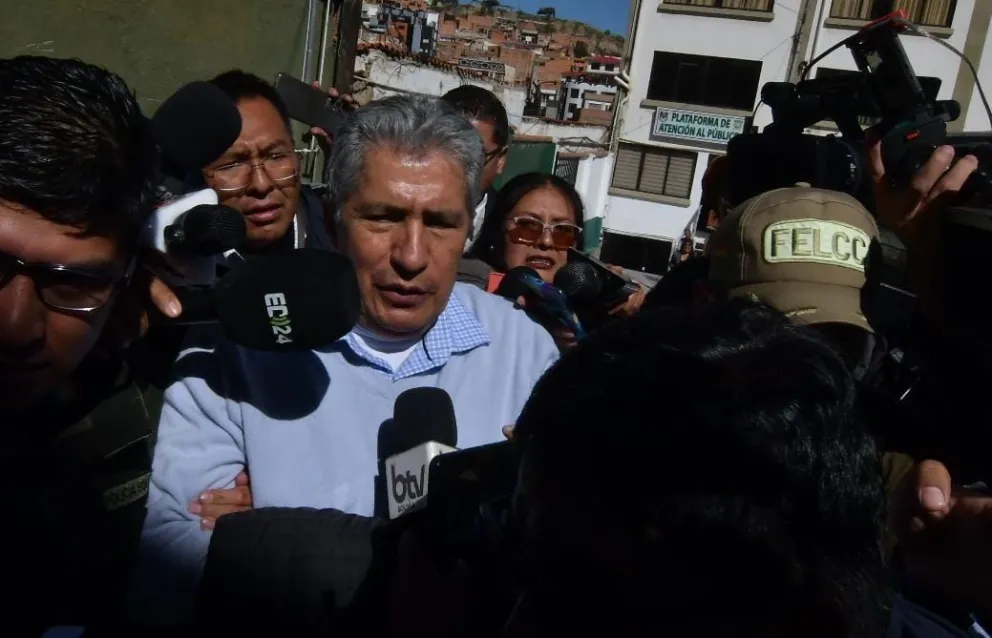 El exministro de Defensa, Edmundo Novillo al momento de su traslado a la FELCC. Foto: APG