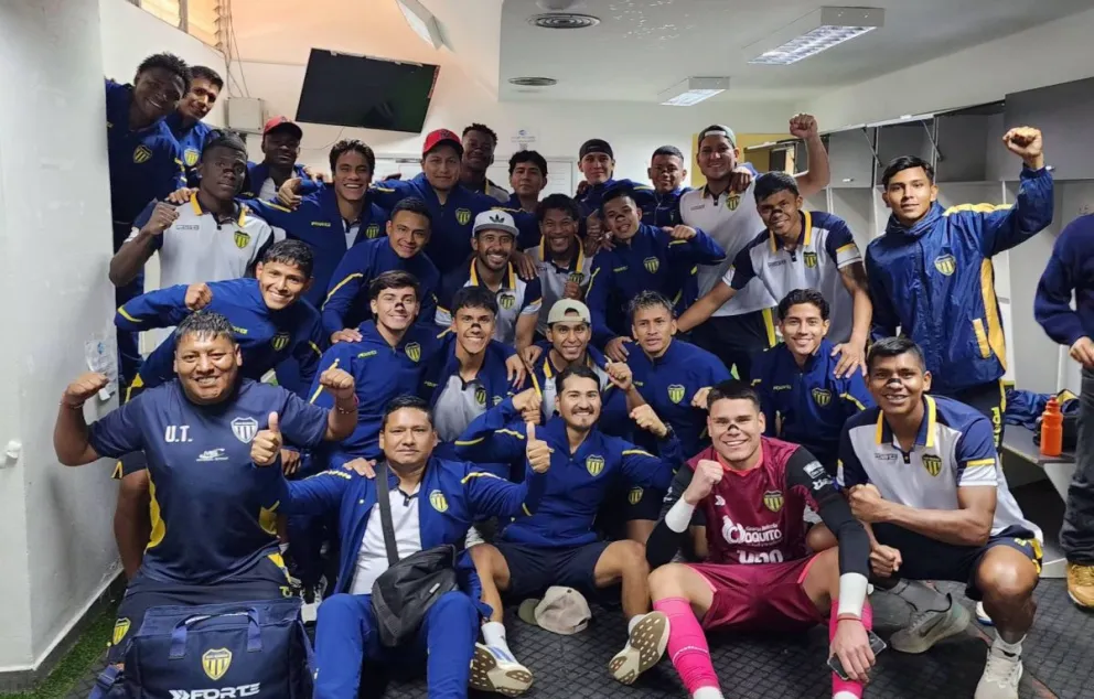 Jugadores y cuerpo técnico de San Martín celebran la clasificación a las semifinales de Copa Simón Bolívar. Foto: Club San Martín