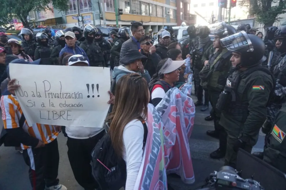 El magisterio rompió el diálogo con el Gobierno y salió en marcha de protesta en contra de la descentralización de los Institutos Técnicos y Tecnológicos en Cochabamba. Foto: APG