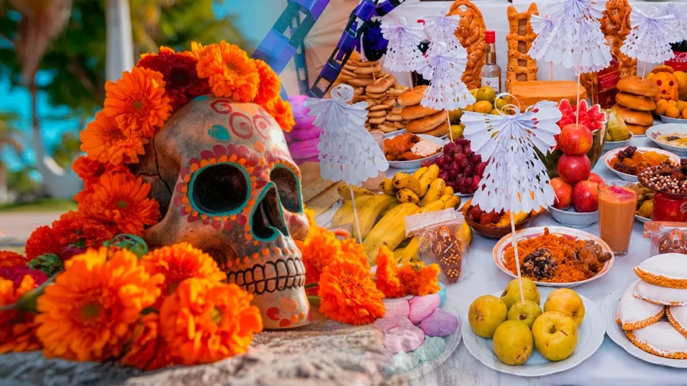 Los altares en México tienen varios niveles, flores naranjas por todas partes, fotografías de difuntos, velas, dulces y comida. Foto: Daneyda de la Oliva