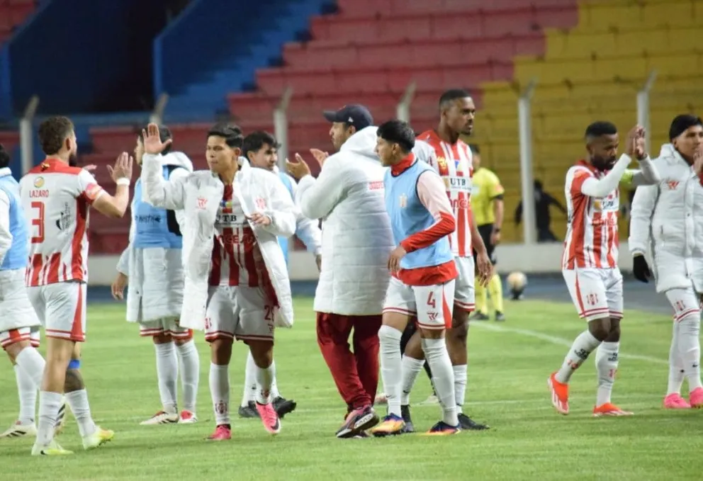 Jugadores de Independiente festejan el empate de visitante. Foto: Agencia Marka Registrada