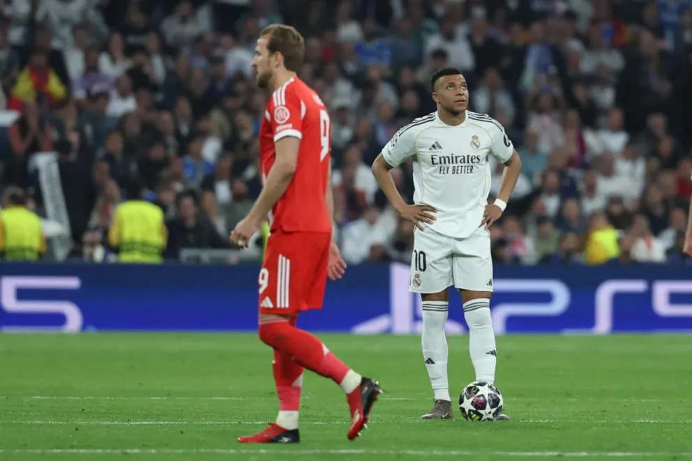 El británico Harry Kane (izq.) y el delantero francés Kylian Mbappé durante un partido entre el Bayern y el Madrid. Foto: EFE