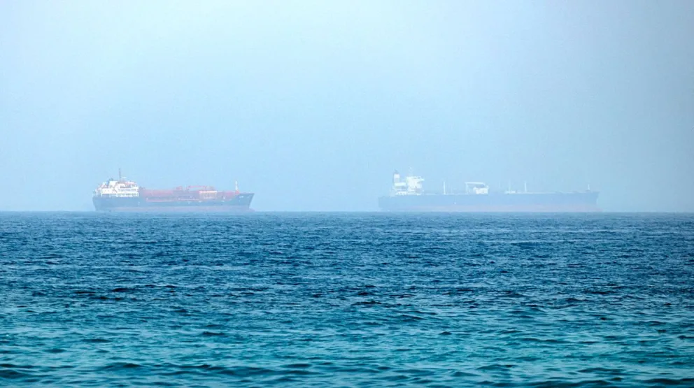 Dos petroleros en el estrecho de Ormuz a principios de octubre de 2026. Foto: EFE
