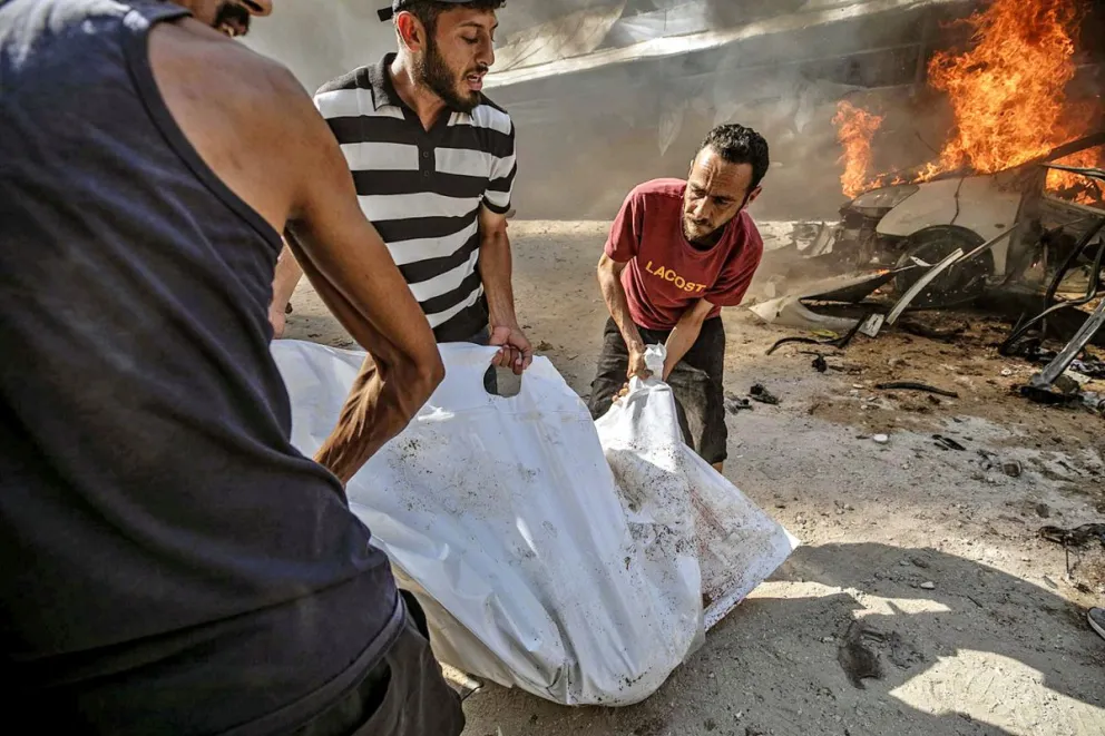 Palestinos acarrean a un herido tras un ataque israelí en el sur de la ciudad de Gaza. Foto: EFE