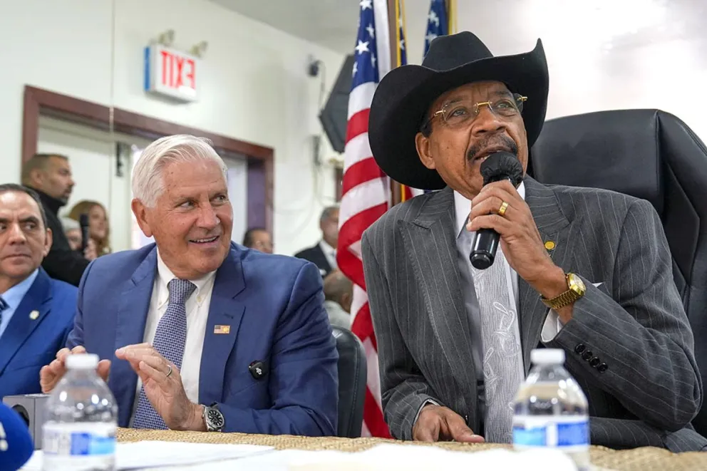 El presidente de la Organización de Ministros Hispanos, el reverendo Rubén Díaz (d), hablando junto al candidato republicano a la gobernación de Nueva York, Bruce Blakeman (c), en una reunión con líderes religiosos. Foto: EFE