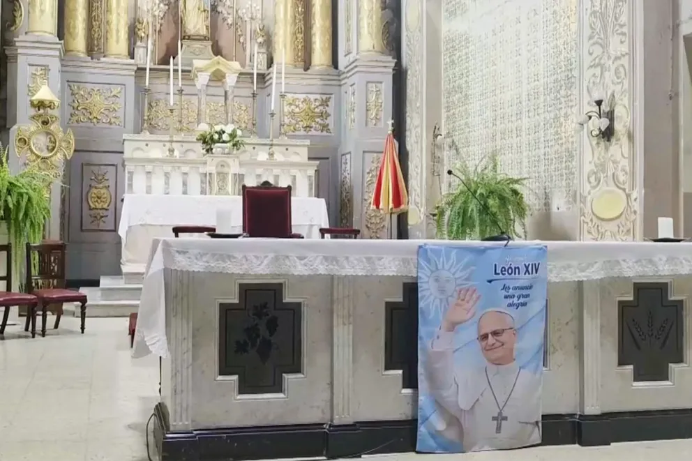 Un cartel con la imagen del sumo pontífice en una iglesia en Paysandú, ubicada a unos 370 kilómetros de Montevideo. Captura de video: EFE